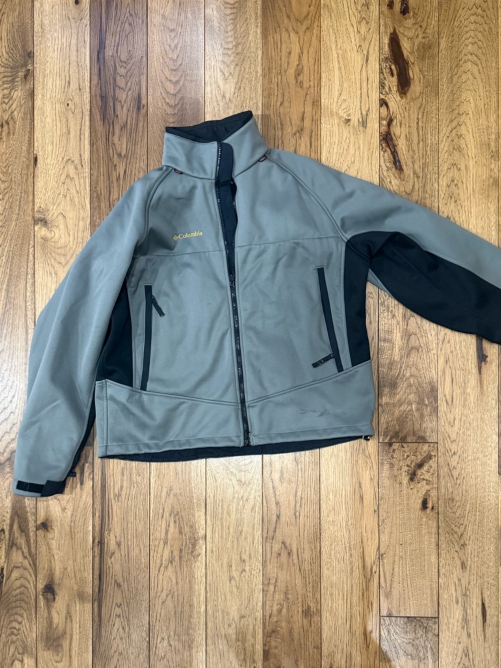 Columbia Titanium Light Gray Softshell Jacket with Black Interior